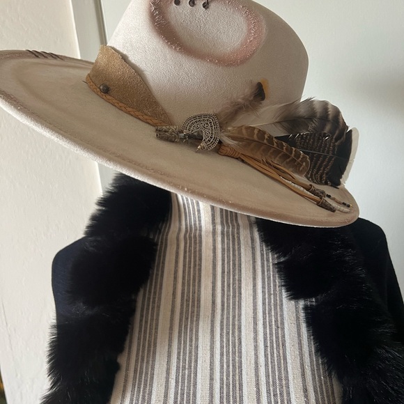 Cream Wide-Brimmed Hat with Feather and Fabric Accent - Picture 2 of 13